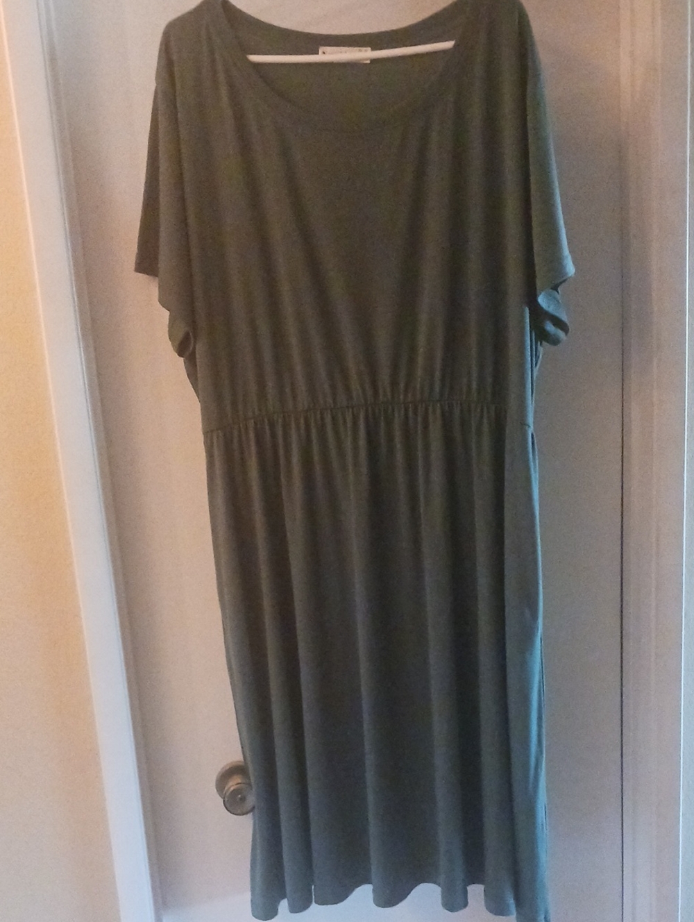 Relaxed Olive Green Short-Sleeve Midi Dress